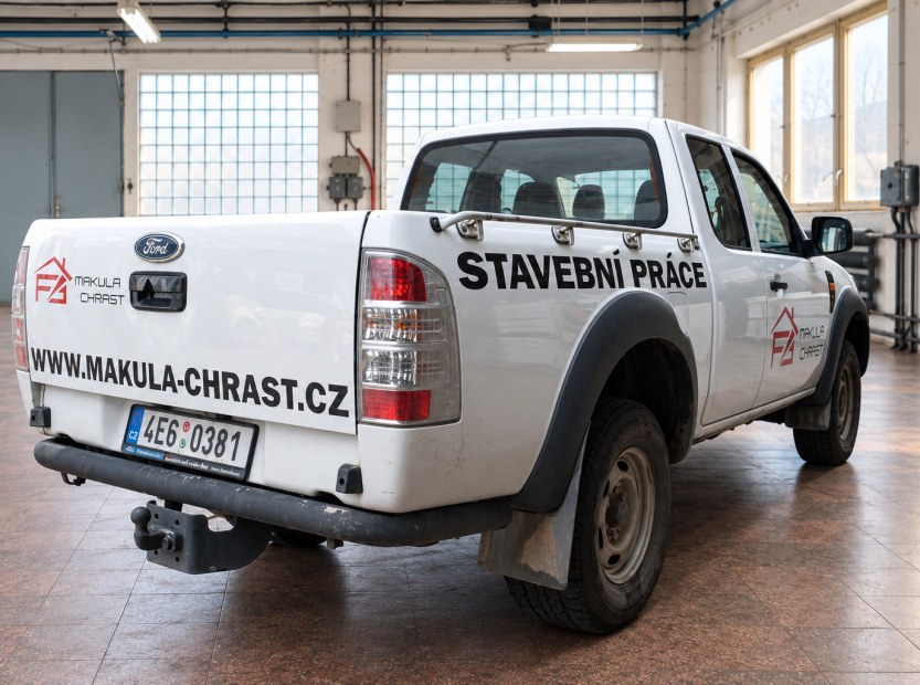 Ford Ranger s polepem Makula stavební práce