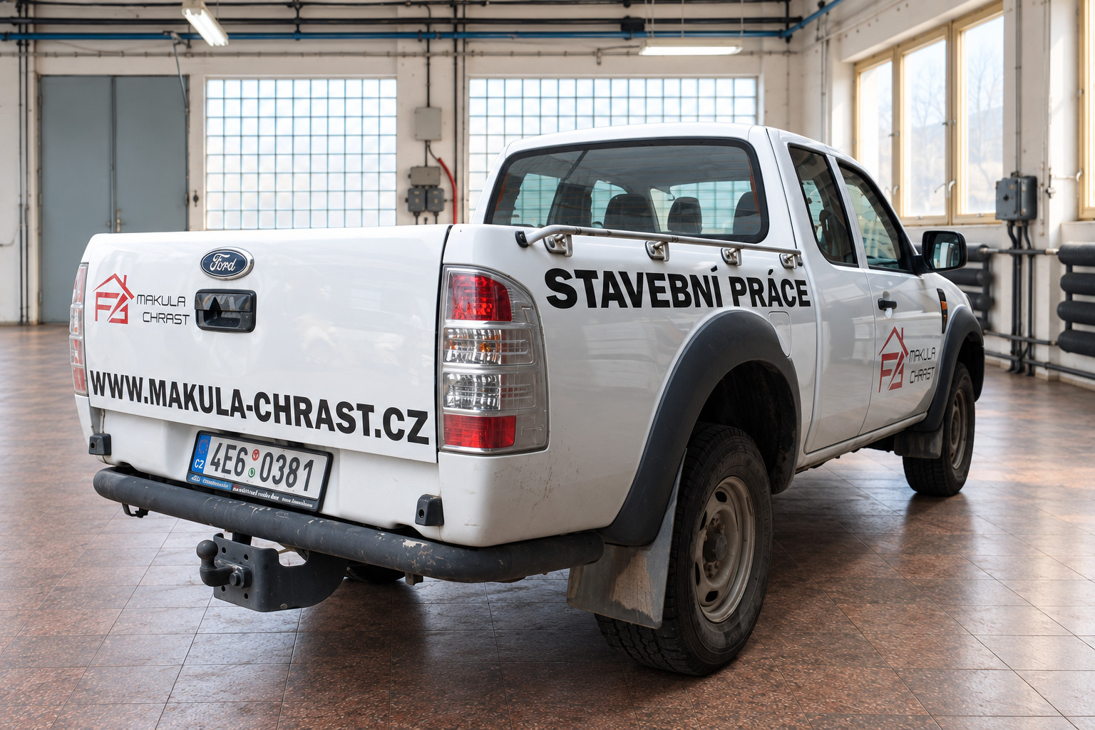 Ford Ranger s polepem Makula stavební práce
